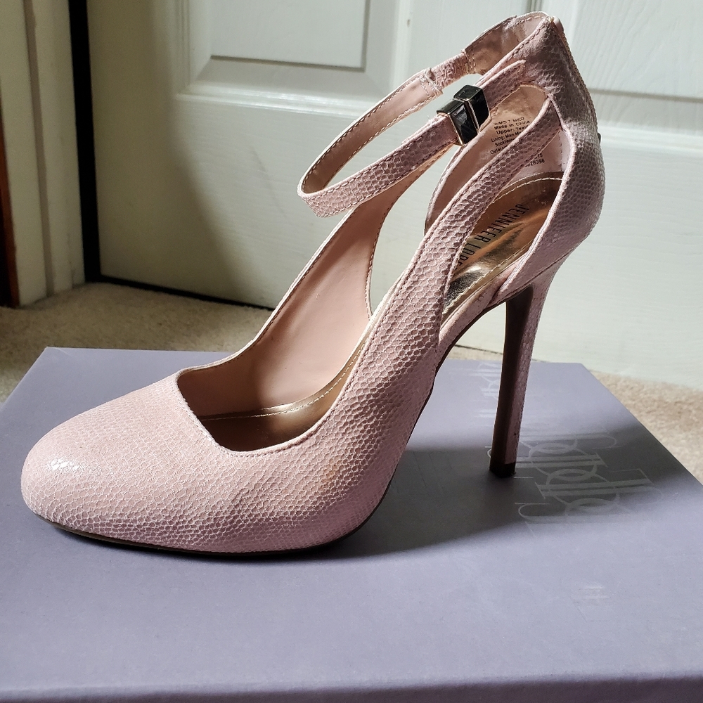 Jennifer Lopez pumps